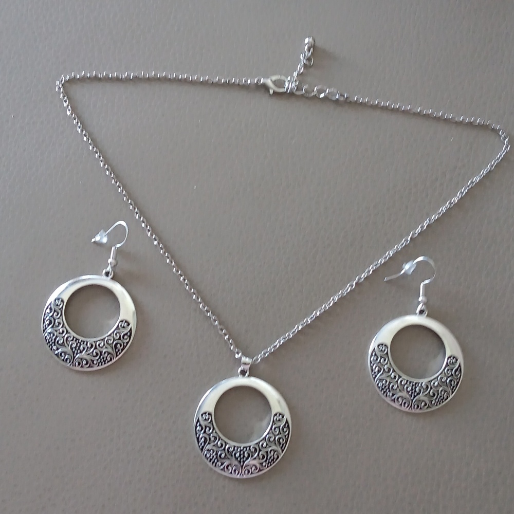 Silvery necklace and earrings